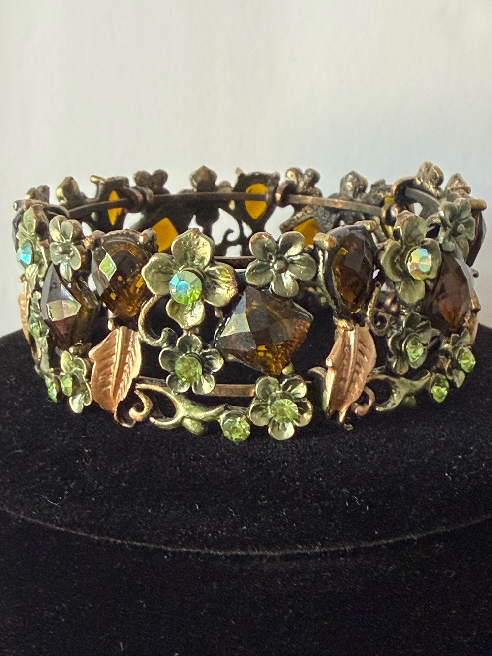 Vintage-Inspired Green Crystal Floral Stretch Cuff Bracelet